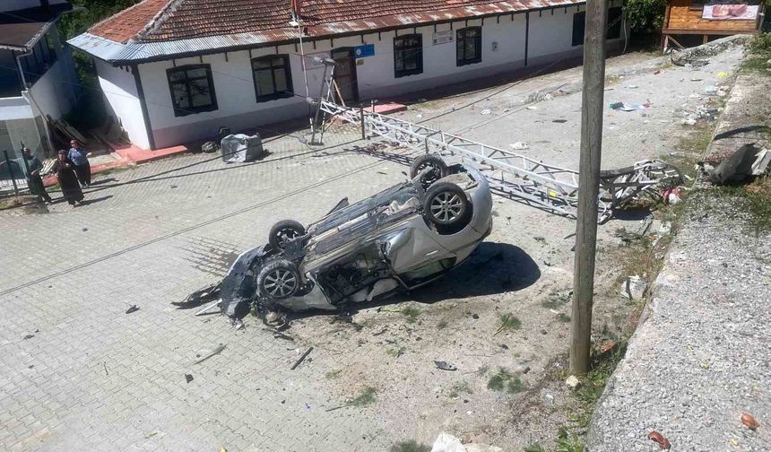 Takla atan otomobil aydınlatma direğine çarptı: 1 yaralı