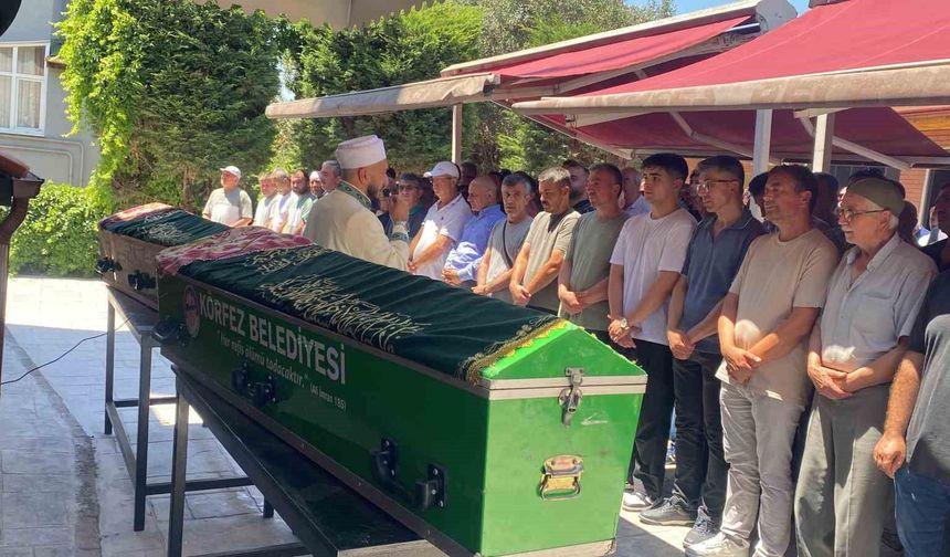 Tatil yolunda can veren anne ve kızı toprağa verildi