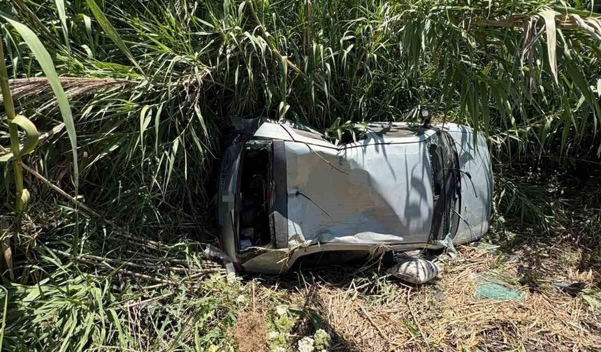 Ticari araç ile çarpışan otomobil bahçeye devrildi: 2 yaralı