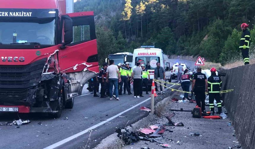 Tır ile hafif ticari araç çarpıştı: 1 ölü, 1 yaralı