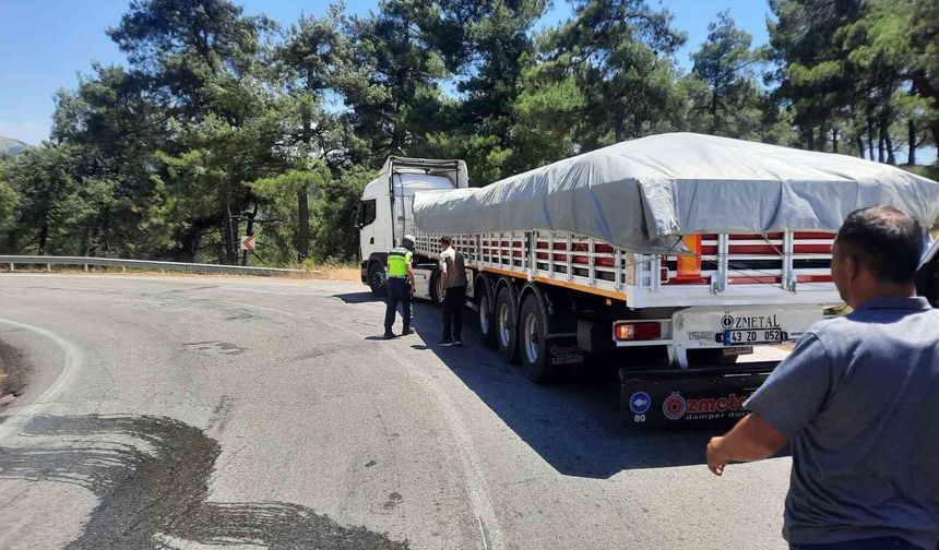 Tıra arkadan çarpan otomobil takla attı: 4 yaralı