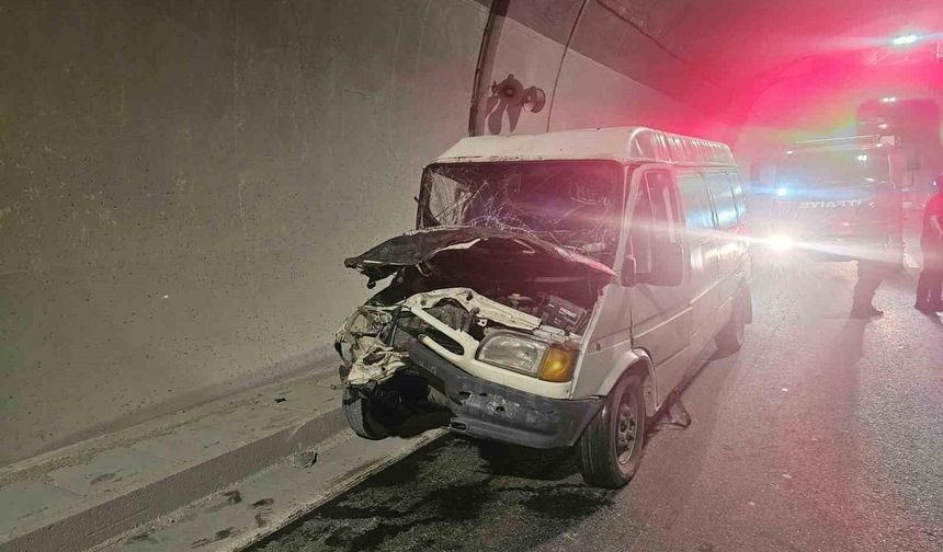 Tünel içinde korkutan kaza: Minibüs traktöre çarptı, 1’i ağır 3 kişi yaralandı