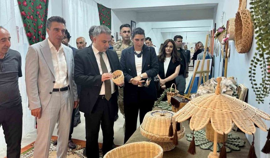 Üzümlü'de Halk Eğitim kursiyerlerinin el emeği eserleri sergilendi
