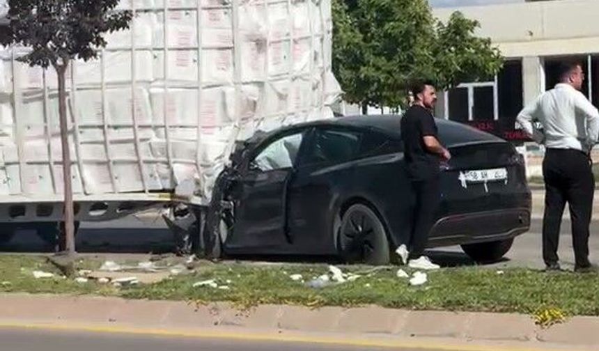 Dorseye çarpan Tesla hurdaya döndü: 1 yaralı