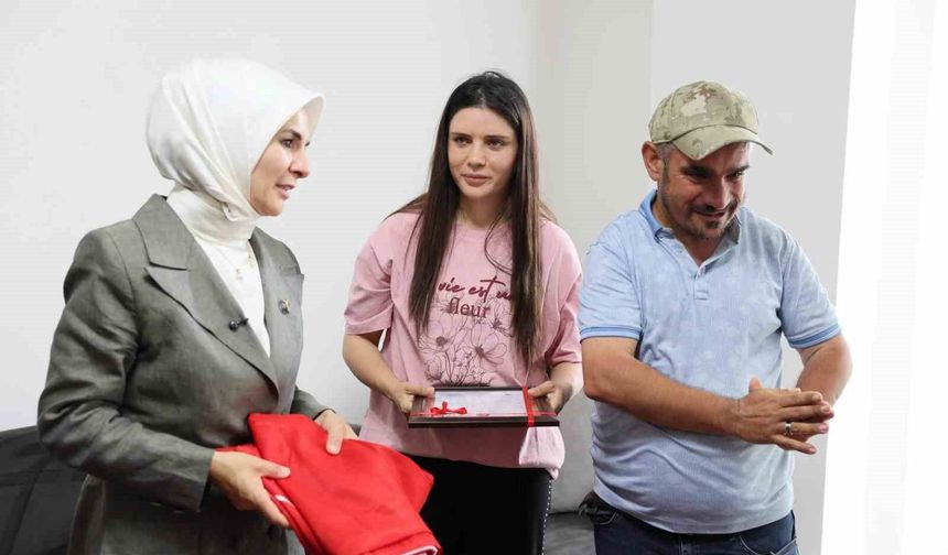 Engelli kardeşlerine ömrünü adayan Çilem'e ev tapusu teslim edildi