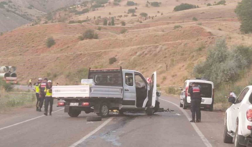 Erzincan Plakalı Kamyonet ile Otomobil Çarpıştı: 1 Ölü, 2 Yaralı