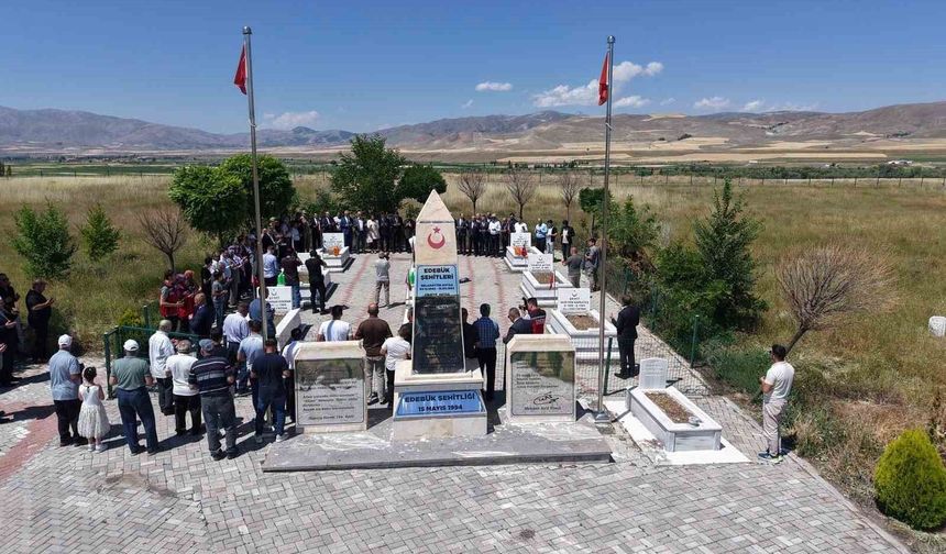 Erzincan Protokolü Edebük Şehitliği’ni Ziyaret Etti