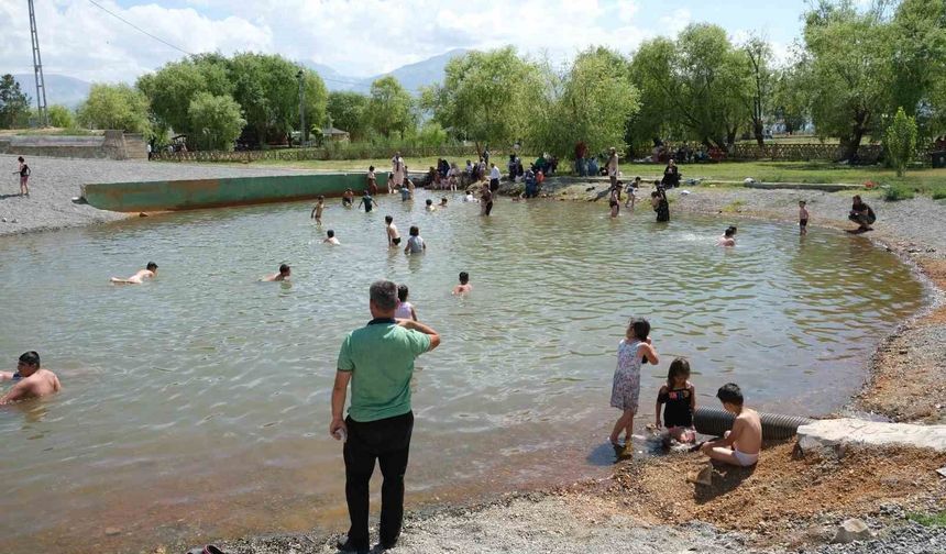 Erzincan'da Ekşisu'da serinlik sezonu yoğun başladı