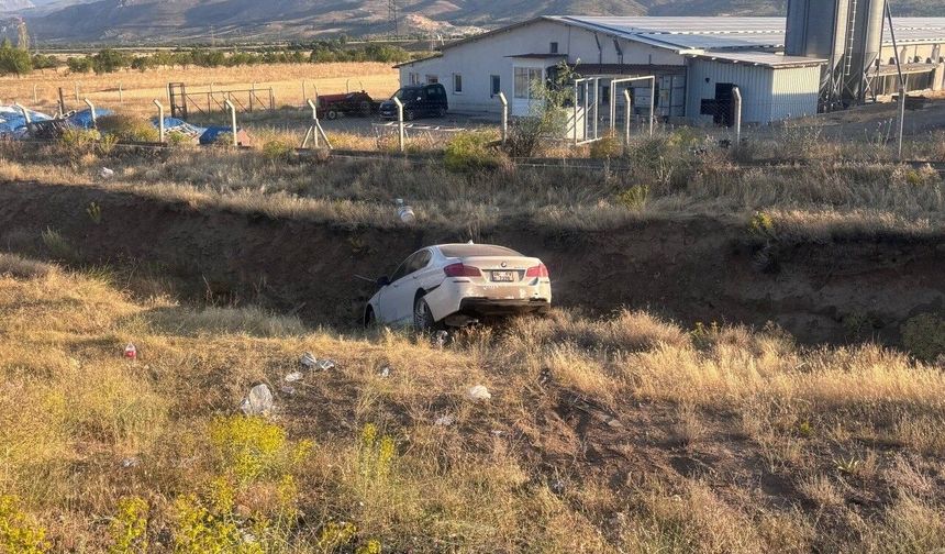 Erzincan'da otomobil yoldan çıktı: 3'ü çocuk 6 yaralı