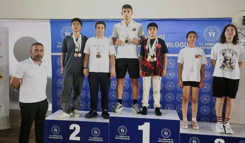 Erzincanlı Yüzücülerden 12 Madalyalık Büyük Başarı