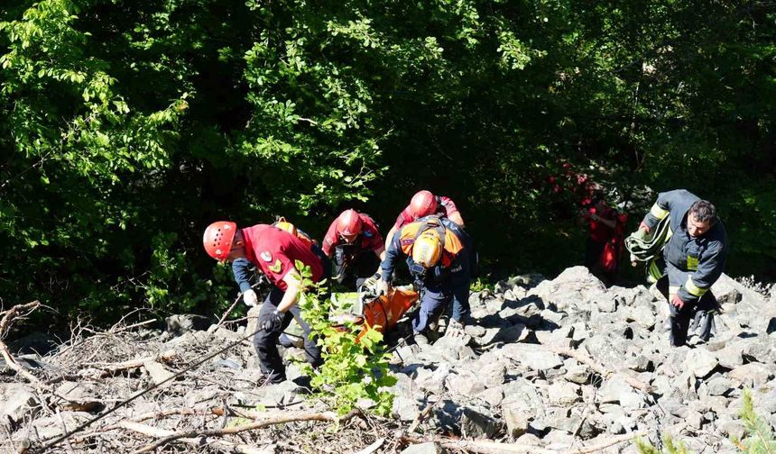 Kayıp iki arkadaş dere yatağına yuvarlanan araçta ölü bulundu