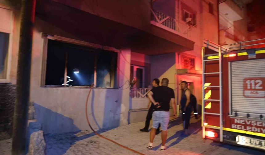 Önce ağabeyini bıçakla kovaladı, sonra evi ateşe verdi