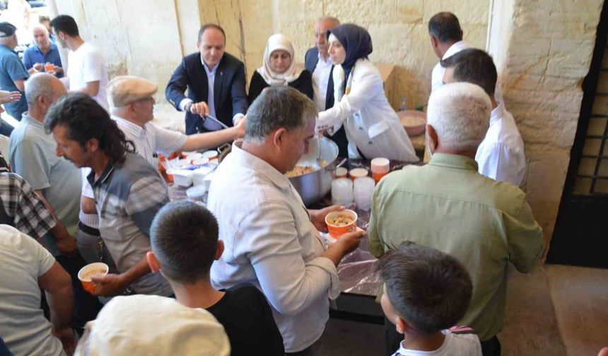 Tercan'da tarihi kervansarayda vatandaşlara aşure ikram edildi