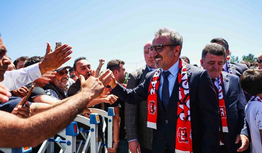 Ulukaya memleketi Erzincan'da coşkuyla karşılandı