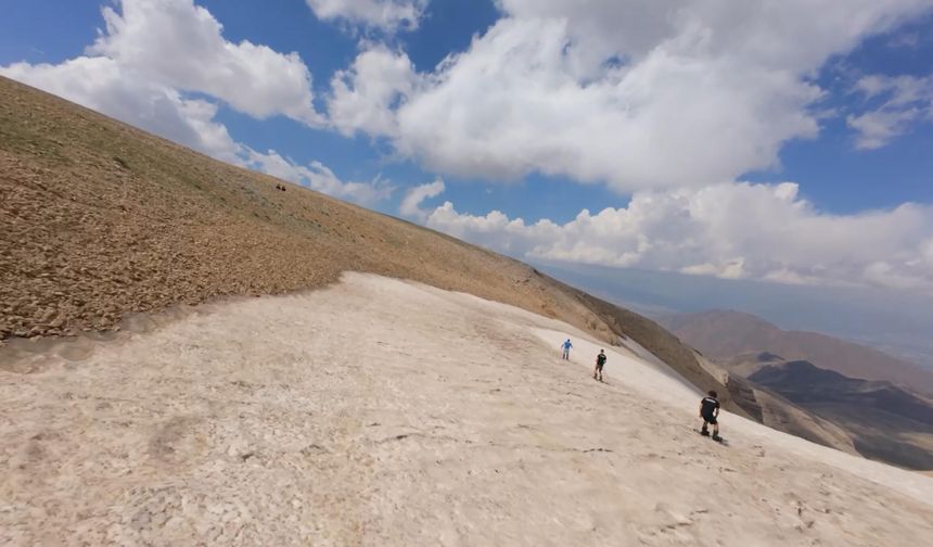 Ergan Dağı'nda ağustos ayında kayak yaptılar
