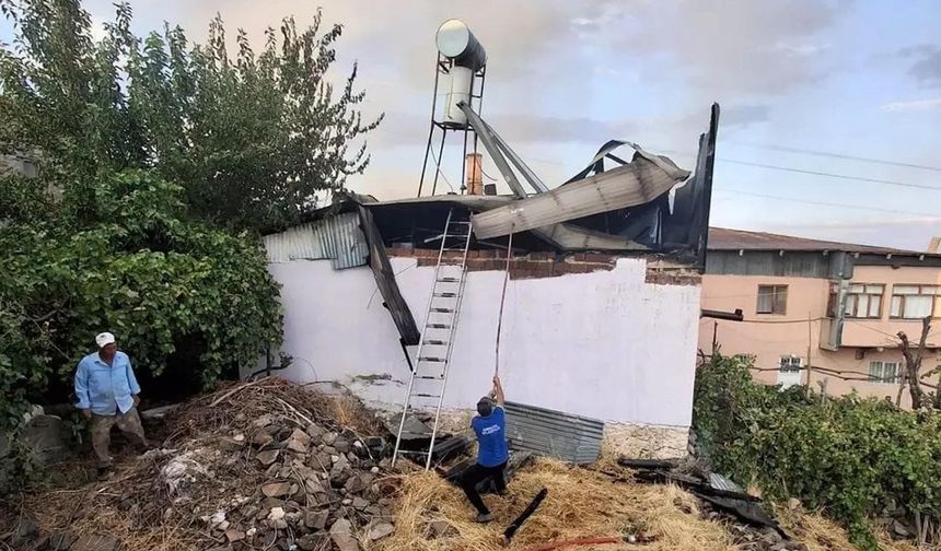 Erzincan'da köyde çıkan yangında 8 ev kullanılamaz hale geldi