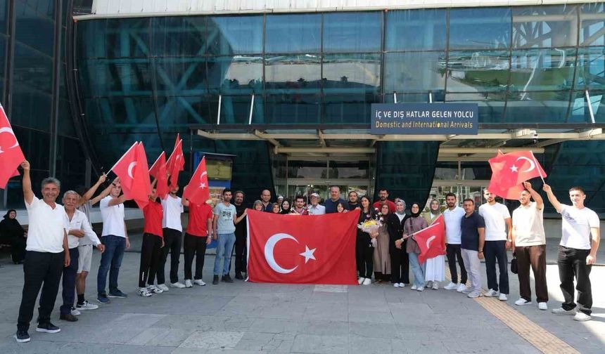 Avrupa üçüncüsü Afal Erzincan'da coşkuyla karşılandı