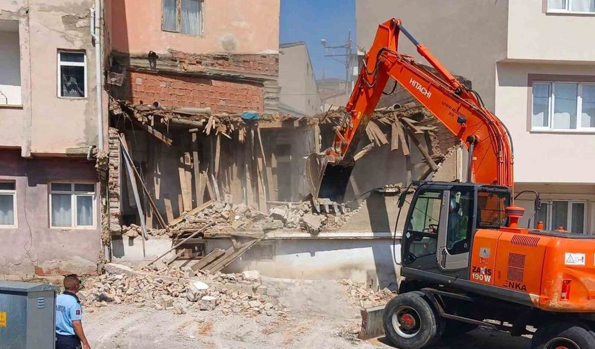 Bayburt'ta metruk binalar yıkılıyor