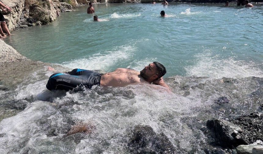 Erzincan'da 40 derece sıcakta ilginç serinleme: Dereyi kesip havuz yaptılar