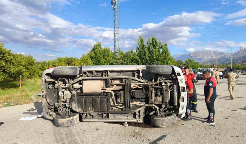 Erzincan'da aydınlatma direğine çarpan otomobil yan yattı