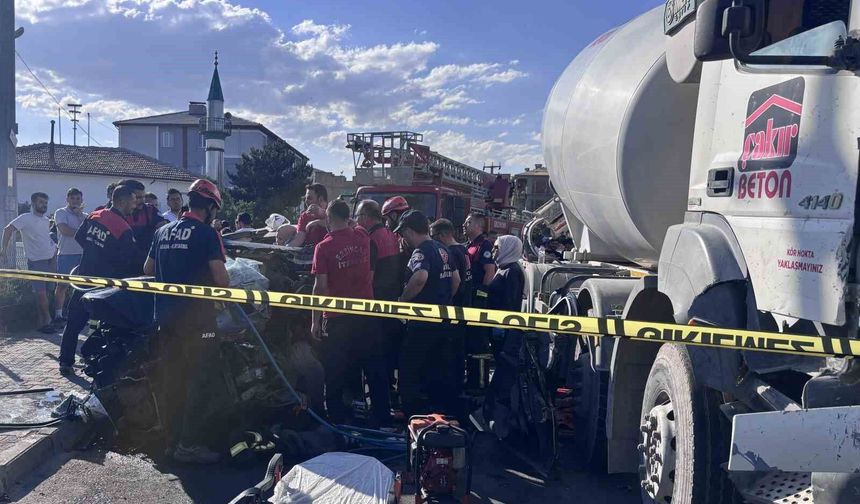 Erzincan’da Beton Mikseri ile SUV Çarpıştı: 3 Kişi Ağır Yaralandı
