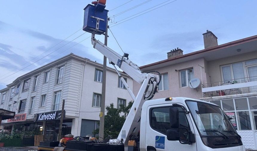 Erzincan'da elektrik direği kıvılcım saçtı: Mahalle sakinleri korku dolu anlar yaşadı
