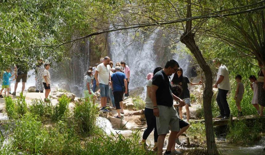 Erzincan'da kavurucu sıcaklarda Girlevik Şelalesi ziyaretçilerin akınına uğruyor