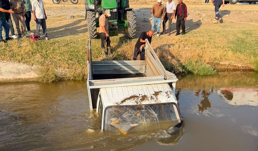 Erzincan'da kontrolden çıkan kamyonet su kanalına düştü