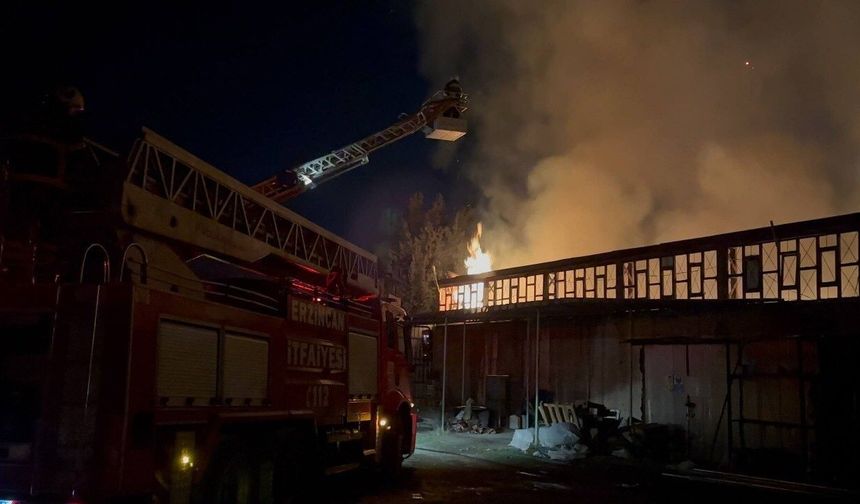 Erzincan'da mobilya imalathanesi alev alev yandı