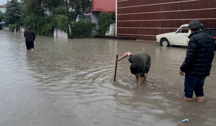 Erzincan'da sağanak sonrası yollar göle döndü