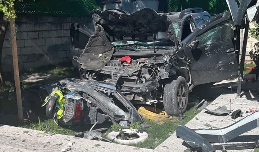 Evin bahçesine uçan araç güvenlik kamerasında
