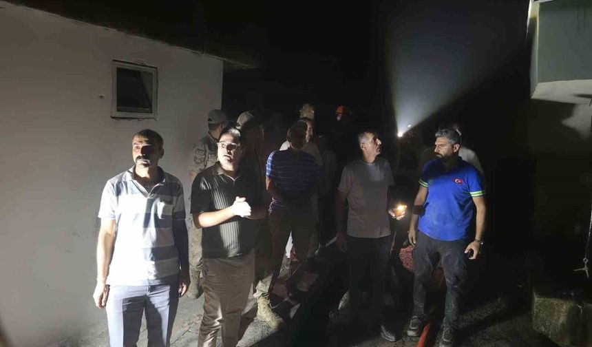 Kemaliye'de köy yangınında 10 ev hasar gördü