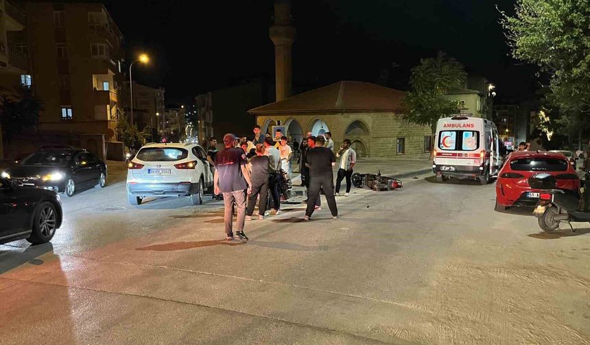 Motosiklet ile otomobil çarpıştı: 1 yaralı