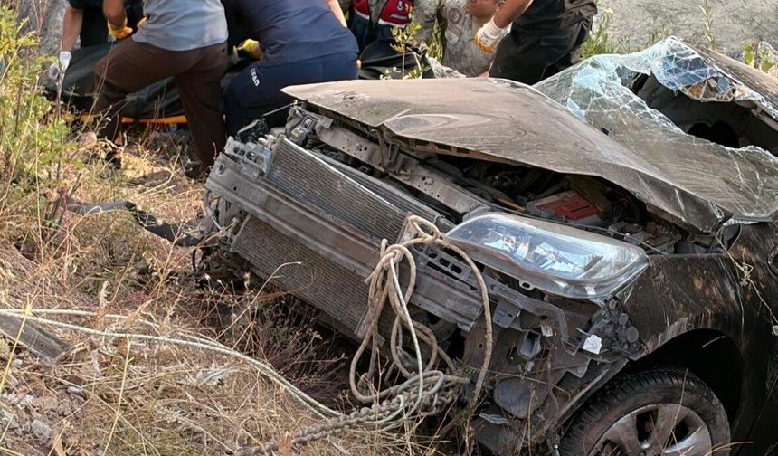 Araç dereye uçtu: 1 ölü, 4 yaralı