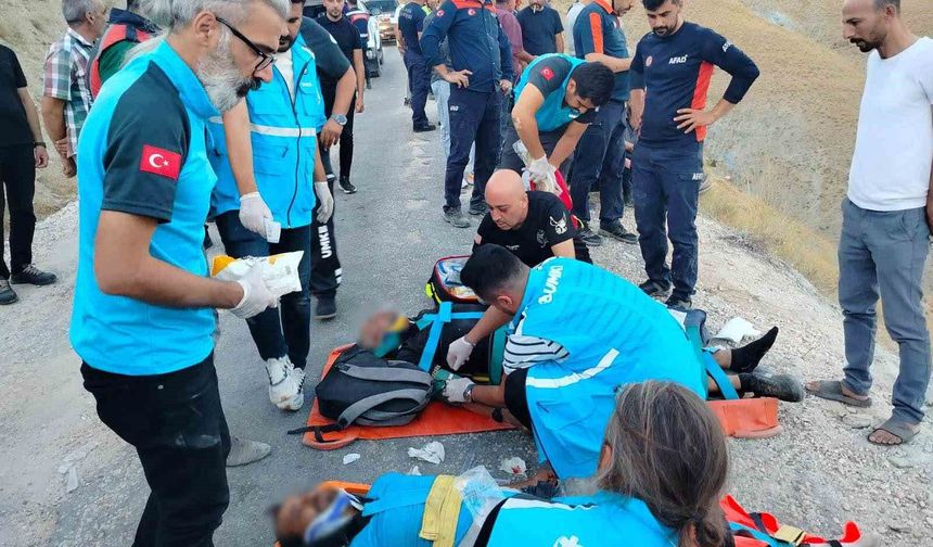 Elazığ'da minibüs uçuruma yuvarlandı: 5'i ağır 13 yaralı