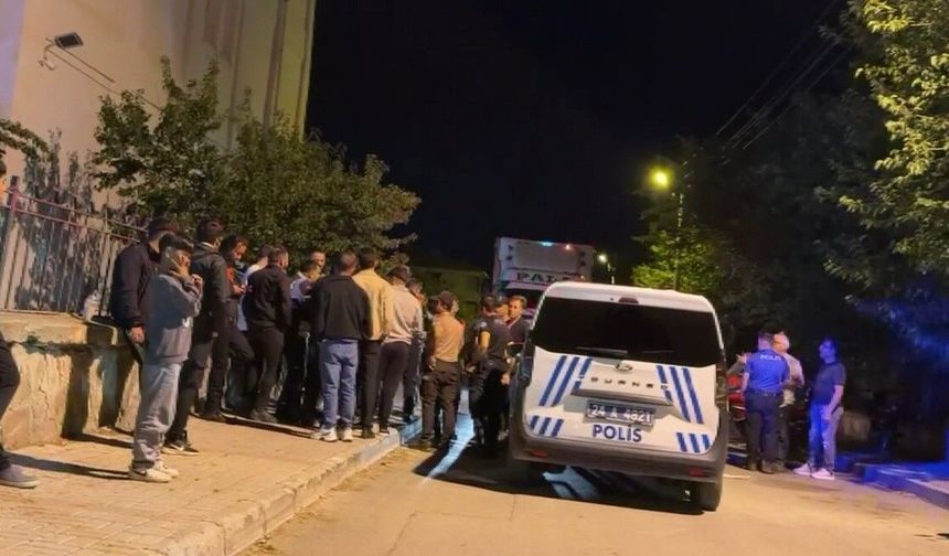 Erzincan’da Tır Yolu Kapattı, Ortalık Karıştı