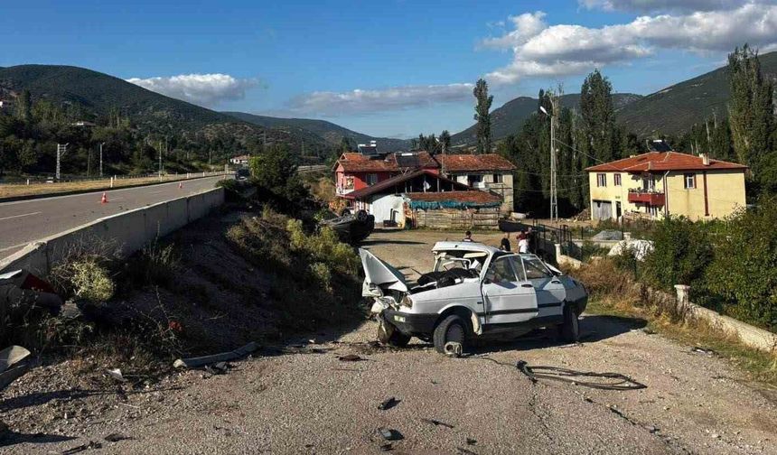 İki otomobil çarpıştı: 1 ölü, 3 yaralı