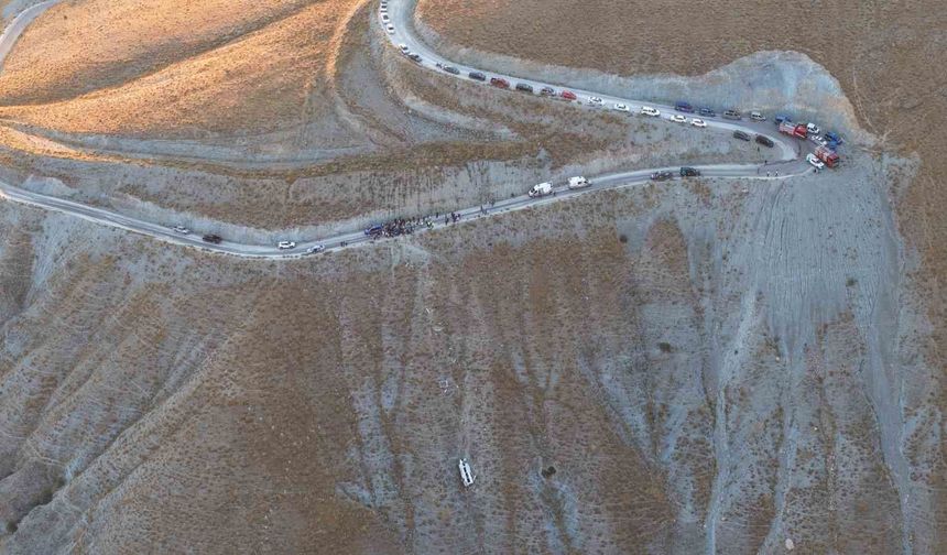 Minibüsün yuvarlandığı uçurum ve kurtarma çalışmaları dronla görüntülendi