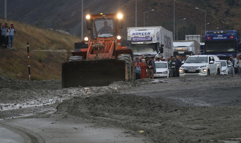 Sakaltutan’da Heyelan Yolu Kapattı