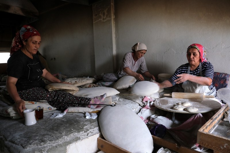 Bir kadının başarı öyküsü
Dağ köyünden çıkıp açtığı fırında tandır ekmeği yaparak patron olup, 10 kadına istihdam sağladı, ekmeklerini tandırdan kazanıyorlar