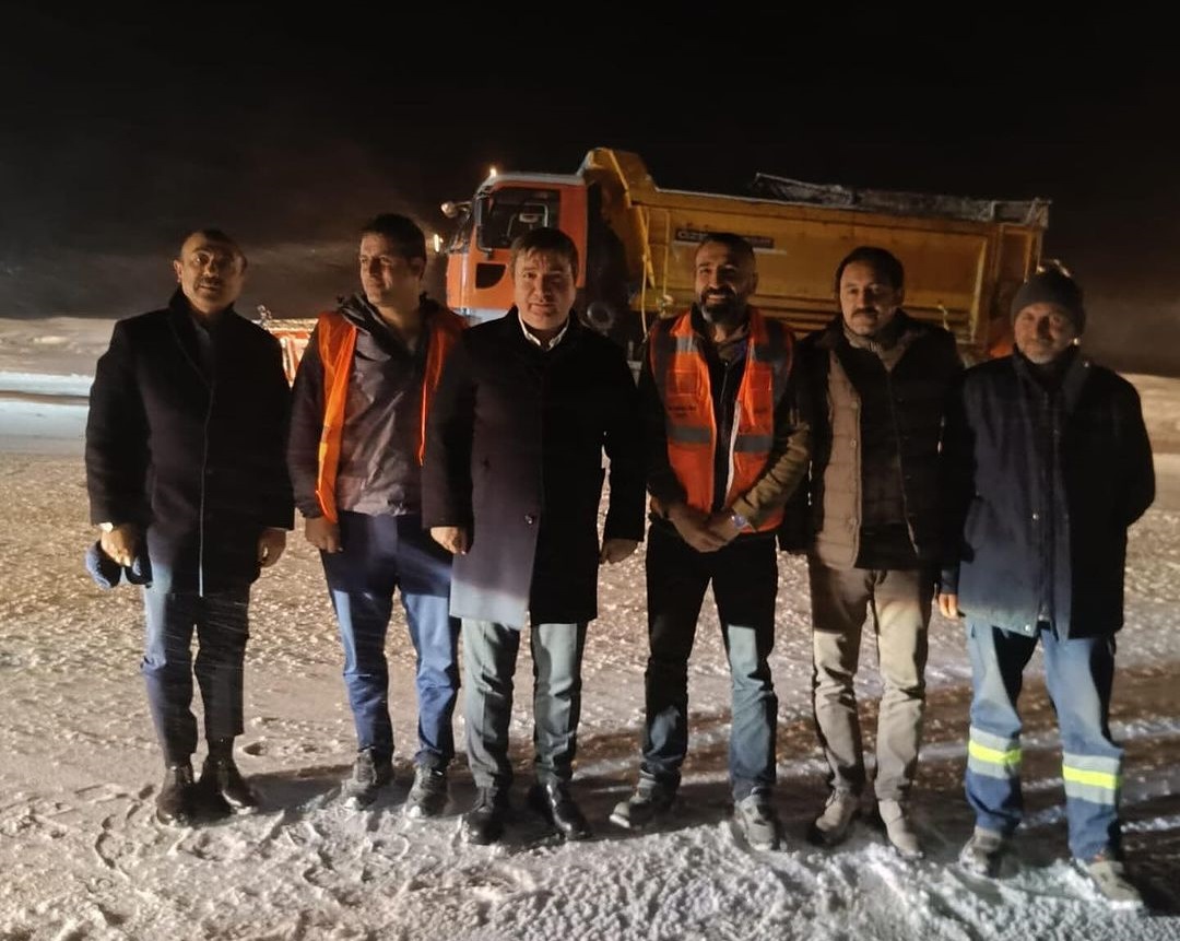 Vali Aydogdu Ahmediyede Karla Mucadelede Gorev Alan Ekipleri Ziyaret Etti