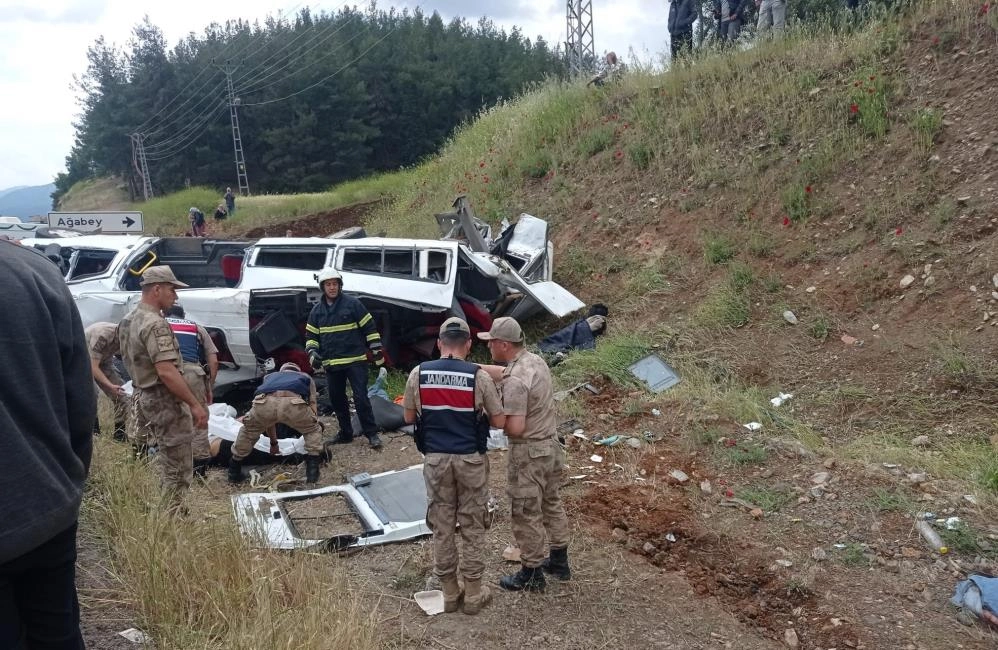 Katliam Gibi Kaza Tır Minibüsü Biçti 8 Ölü 10 Yaralı