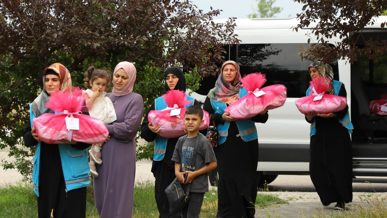 Erzincan’da Nişanlı Genç Kızlara Çeyiz Sürprizi3