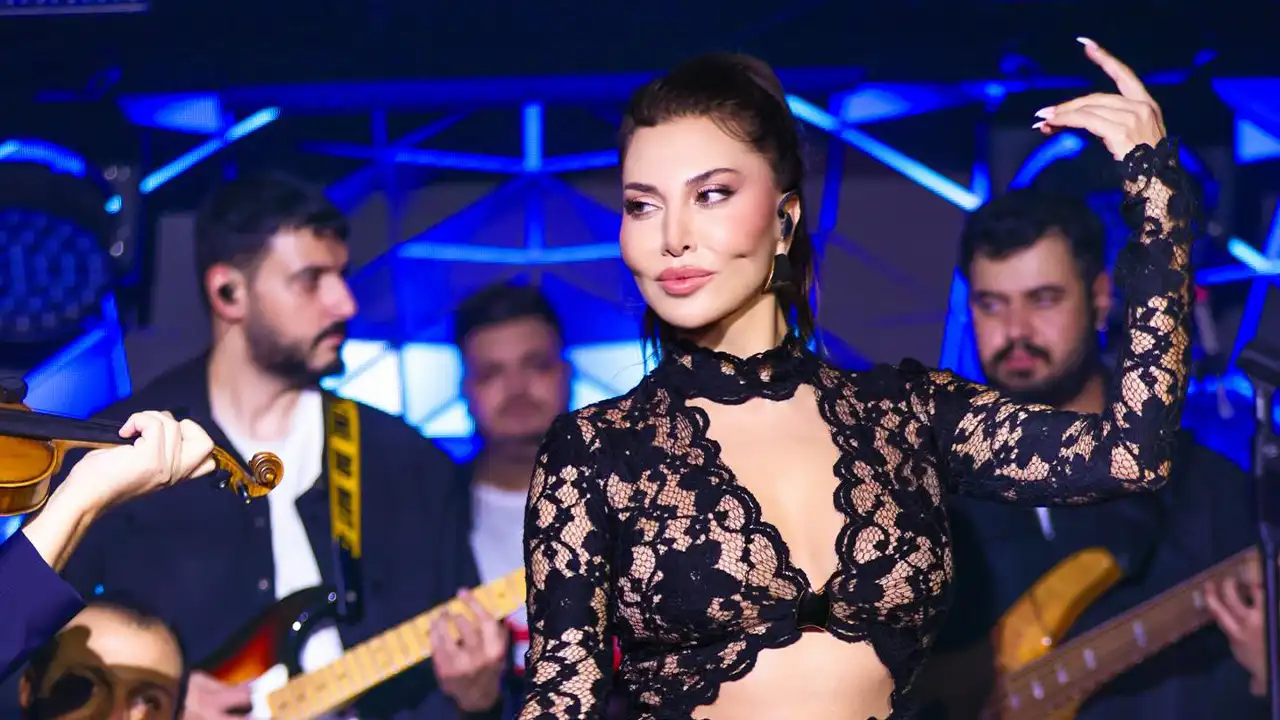 Ebru Yaşar Siyah Dantel Tulumuyla Göz Kamaştırdı