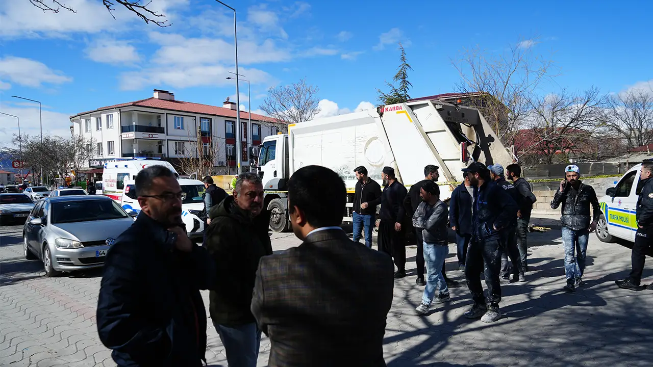 Erzincan’da Çöp Kamyonunun Çarptığı Kadın Hayatını Kaybetti5