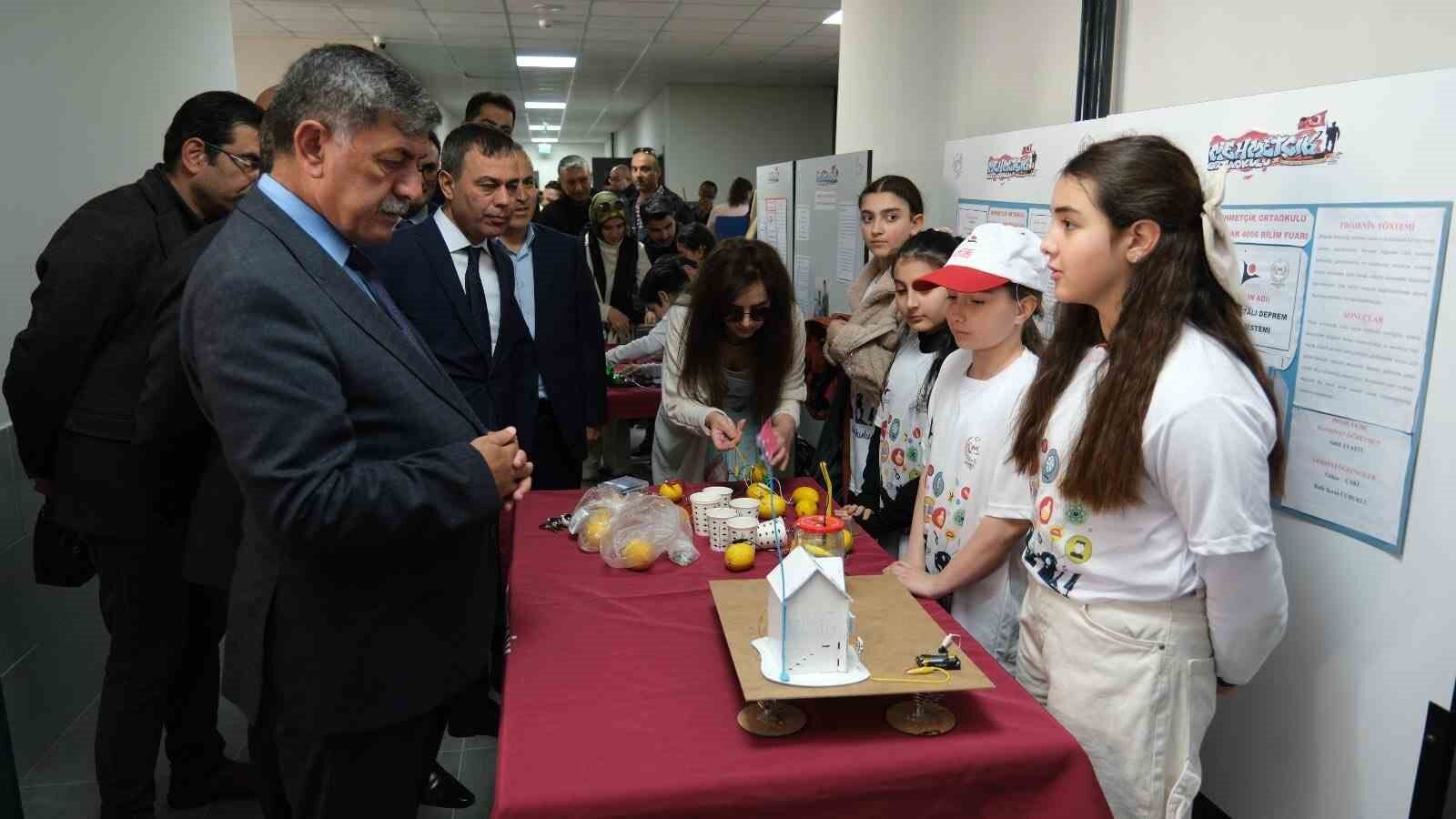 Erzincan'da öğrenciler bilim fuarında projelerini sergiledi