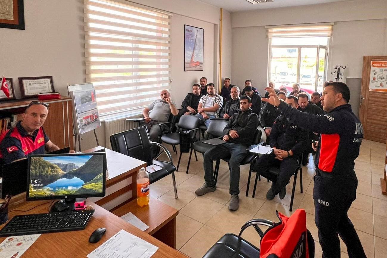İtfaiye personeline yönelik eğitimler sürüyor