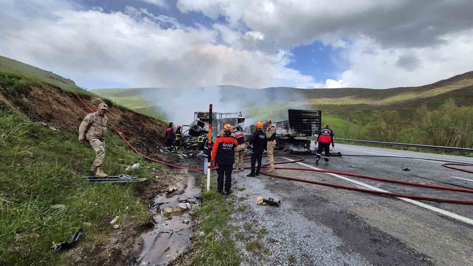 Tırlar kafa kafaya çarpışarak alev topuna döndü: 2 sürücü hayatını kaybetti