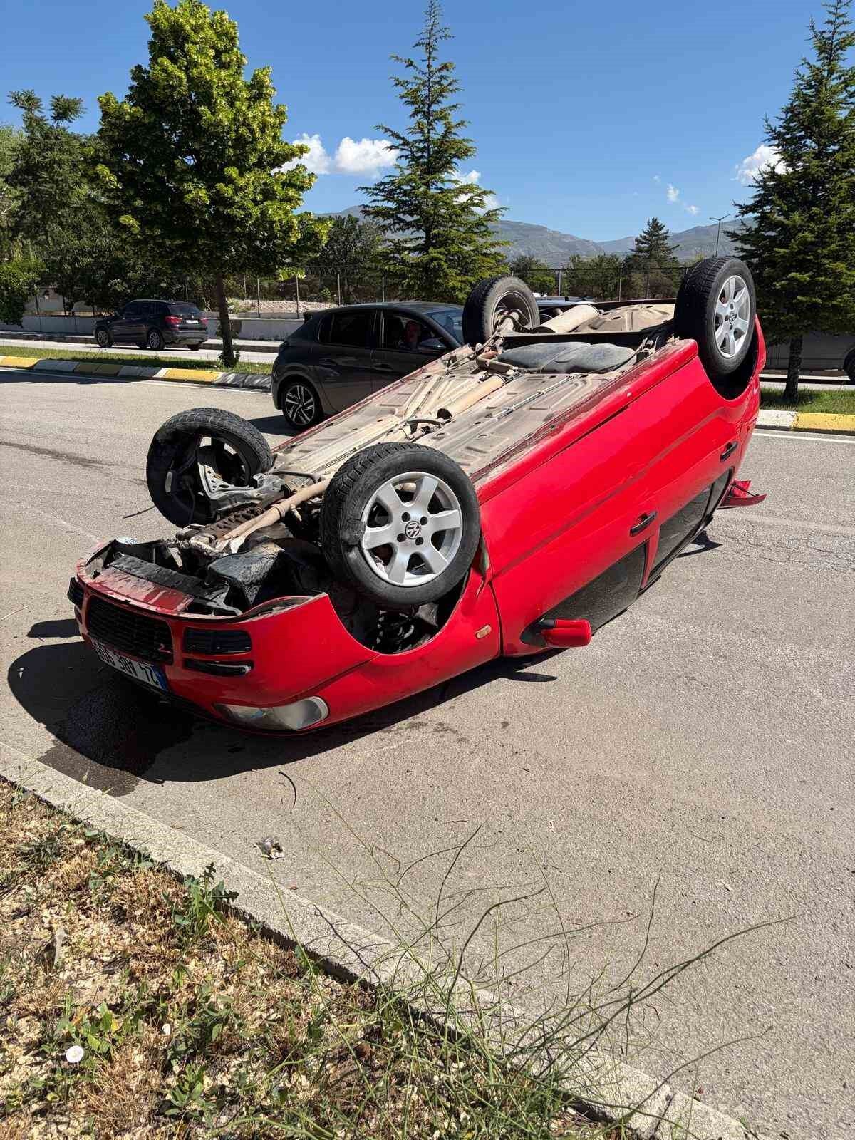 Erzincan'da otomobil takla attı: 1 yaralı