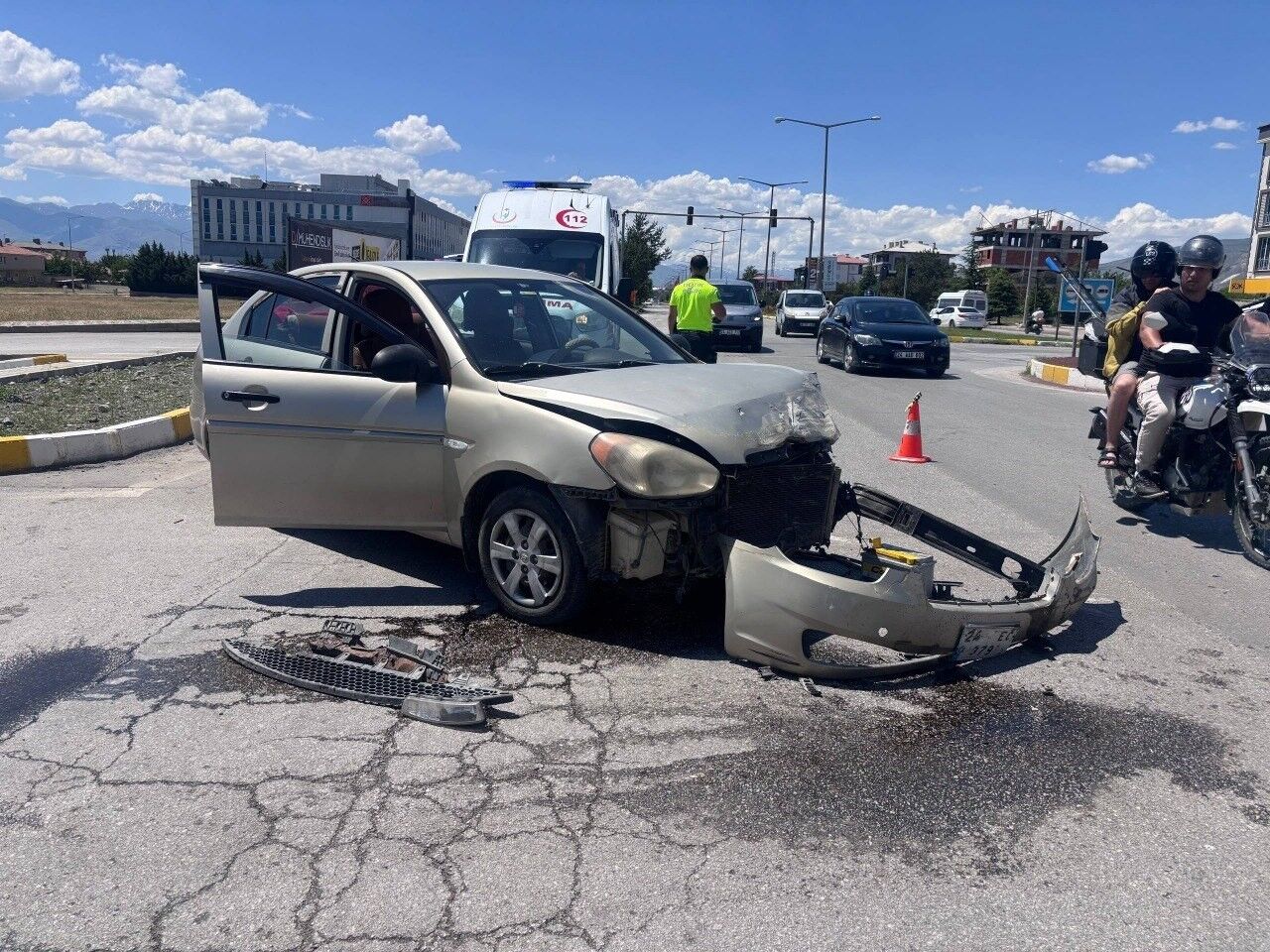 Erzincan’da TEDAŞ Kavşağı’nda Trafik Kazası: Araçlarda Büyük Hasar Oluştu